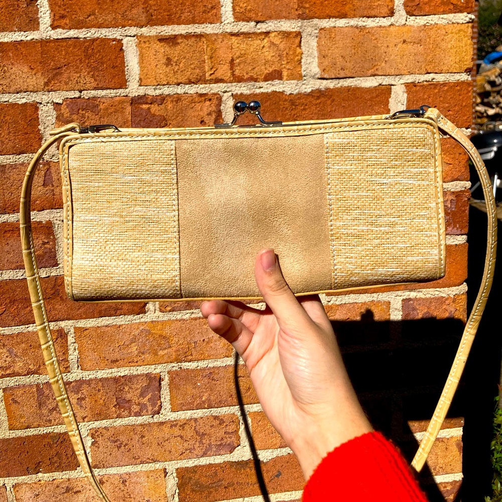 Tommy Halfinger Crossbody, cream color. Straw, suede and alligator print.